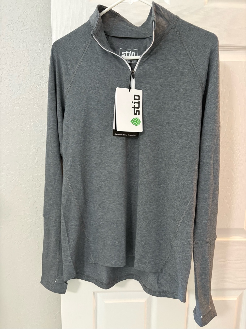NWT Stio Magnet 1/4 Zip Pullover Gray Heather Women's Large with finger holes